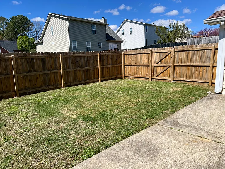 Great size, Fenced-in Backyard