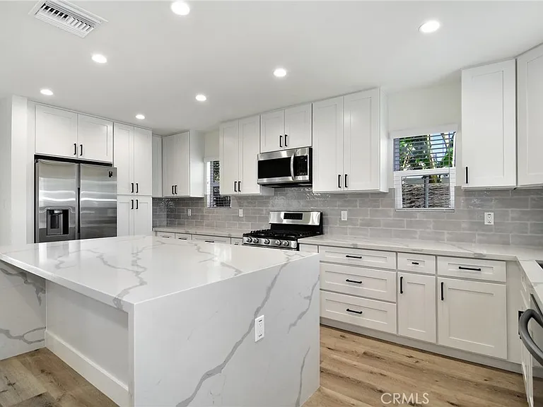 6363 Darby Ave — Photo 5