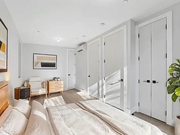 727 Dekalb Ave #2B — Photo 3
