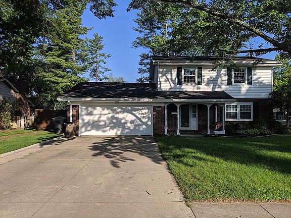 Extra wide driveway w/drain!