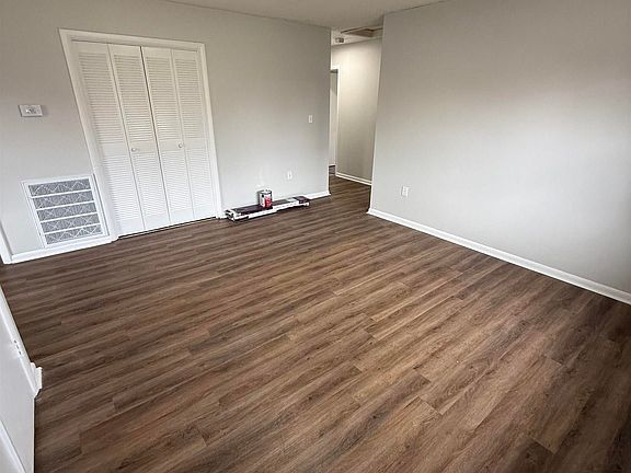 4th image of 102 Elm Ct NE