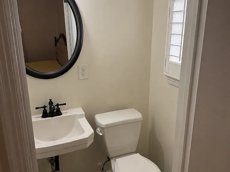 1824 Windsor Blvd — Photo 10