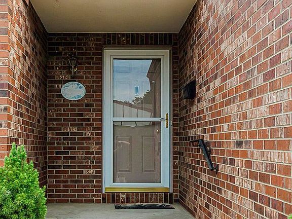 2nd image of 2623 Elmhurst Cir