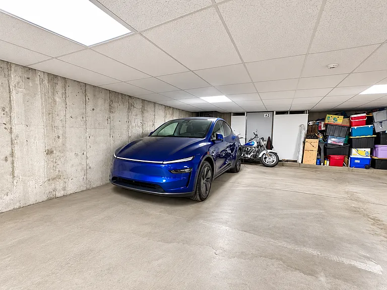 Private garage parking & storage
