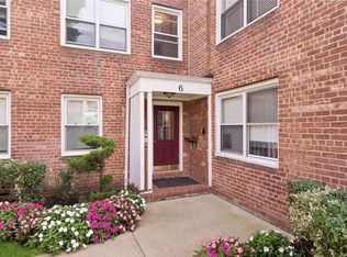 6 Edwards St APT 2C, Roslyn Heights, NY 11577