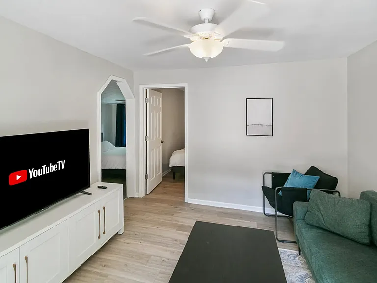 618 S Stewart Ave — Photo 6
