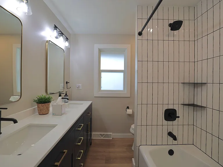 1534 N Woodburn Ave — Photo 24