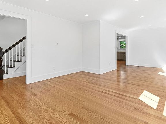 4th image of 146-146A W Division St