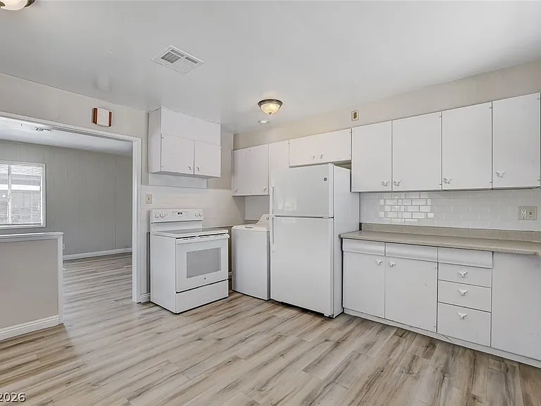 214 W Victory Rd — Photo 3