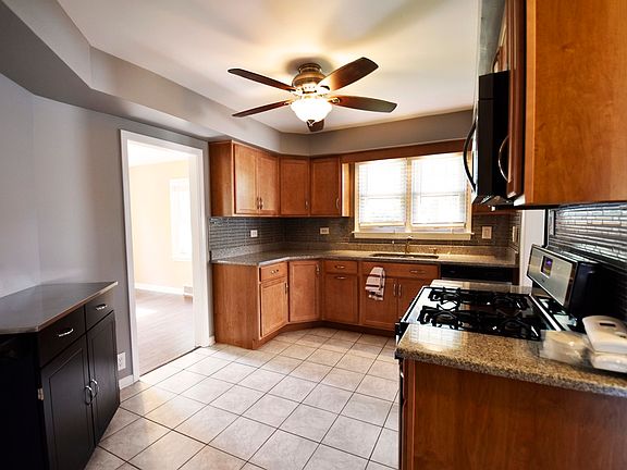 4th image of 32 E Fullerton Ave