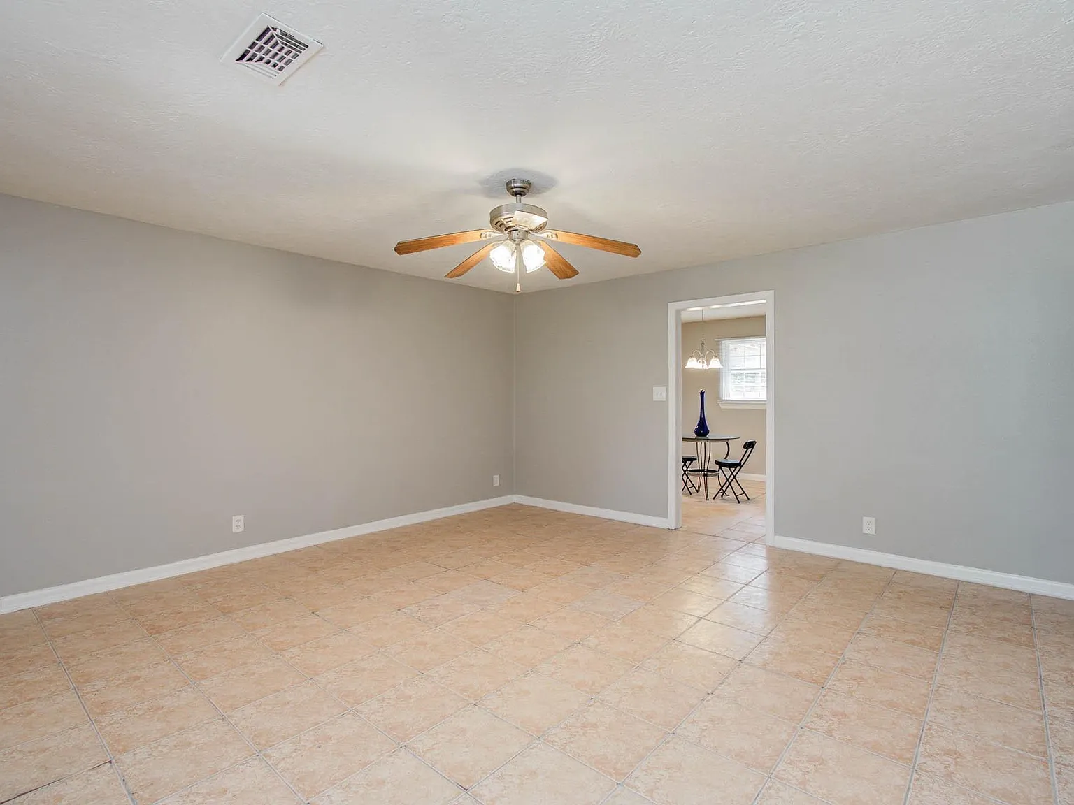 3 bed, 1.0 bath, 1712 sqft, $1,300 — Photo 3