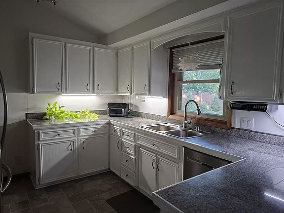 3rd image of 8 Eleanor Dr