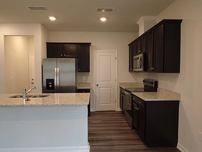 806 McKenzie Park Ter — Photo 10