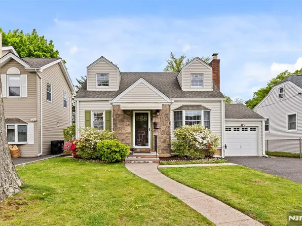 8 Huntting Dr, Dumont, NJ 07628
