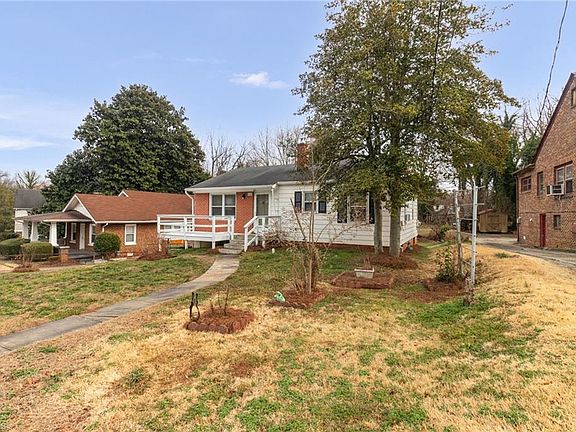 3rd image of 828 Circle Dr