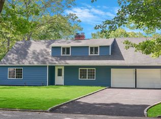 2 Halfcircle Dr, Holbrook, NY 11741