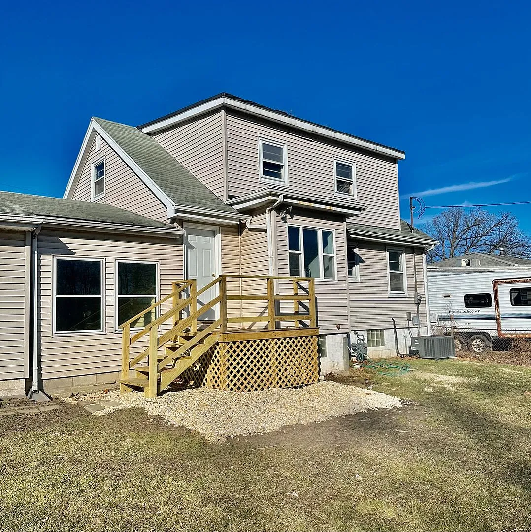 Beautiful 4 Bedroom, 2 Bathroom Home! — Photo 2