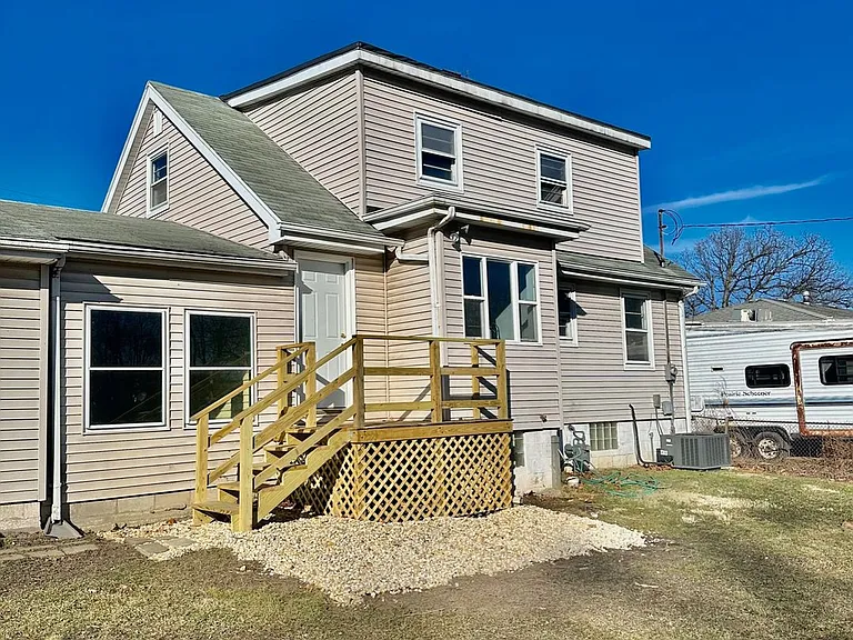 2847 Union St — Photo 2