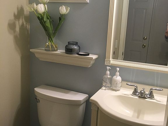 2nd image of 404 Aberdeen Ln