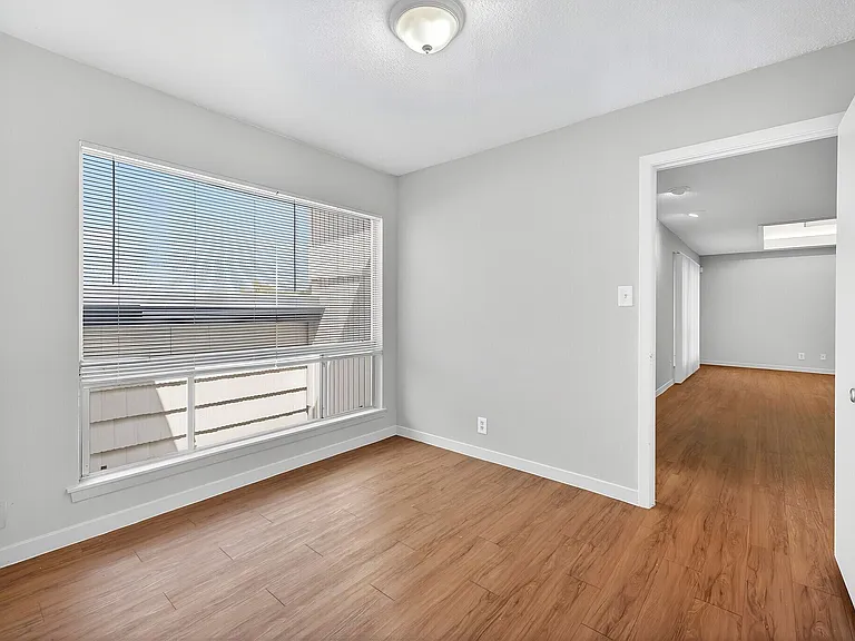 Eastwood Apartments — Photo 8