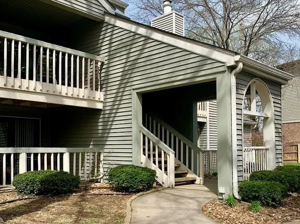 8806 W 106th Ter, Overland Park, KS 66212