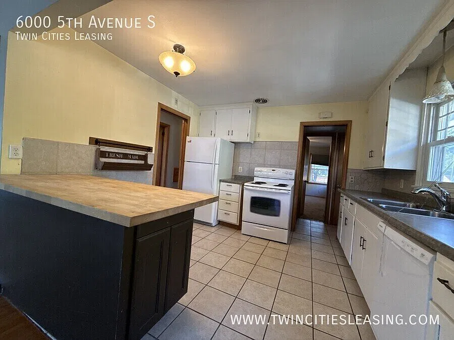 3 Bed 1 Bath Single Family Home W/ Fenced in Yard! — Photo 2