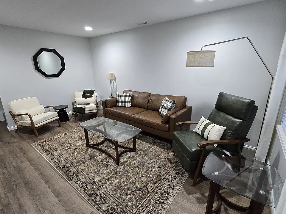 530 & 533 S Village Ct #533
