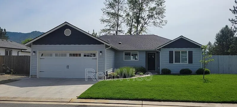3 bed, 2.0 bath, 1300 sqft, $2,295 — Photo 2