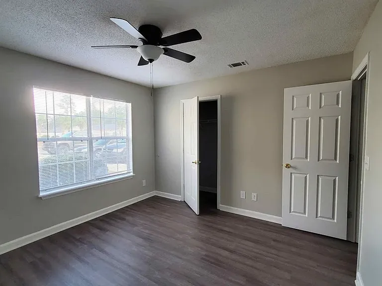 Holly Cove Apartments — Photo 25