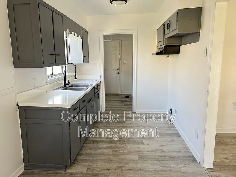 3 bed, 1.0 bath, 864 sqft, $1,250 — Photo 3