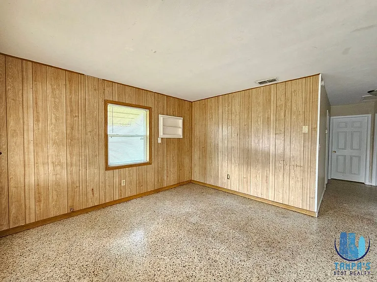 1216 E Myrtle St — Photo 3