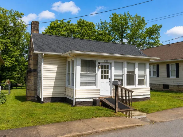 227 Maple Ave, Bridgeport, WV 26330