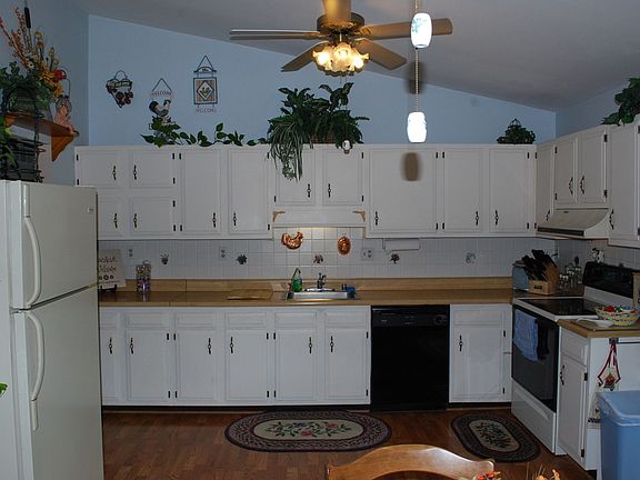 Kitchen 18'6" x 13'5"