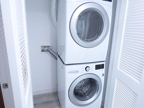 5th image of 947 Wilcox Ave #202