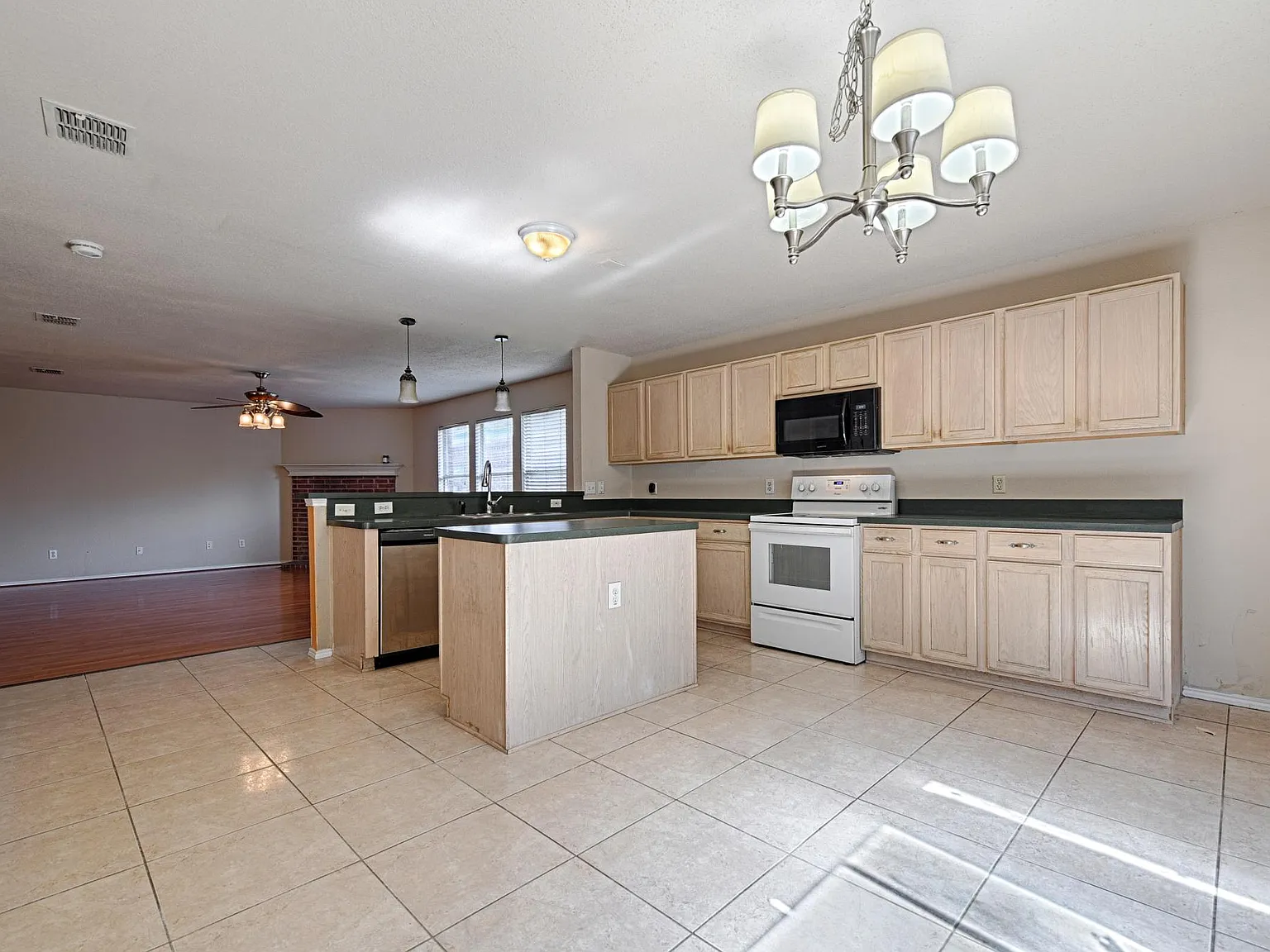 4 bed, 1894 sqft, $2,295 — Photo 4