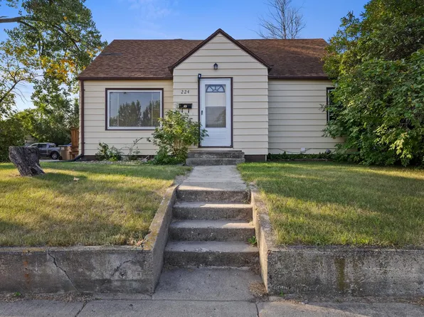 224 11th Ave SE, Minot, ND 58701