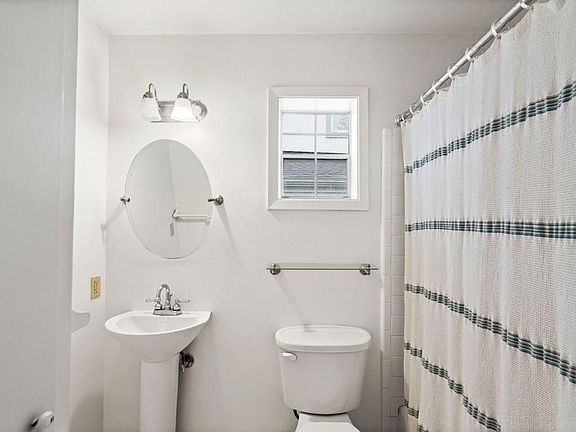 5th image of 2338 Shakespeare St #1/2