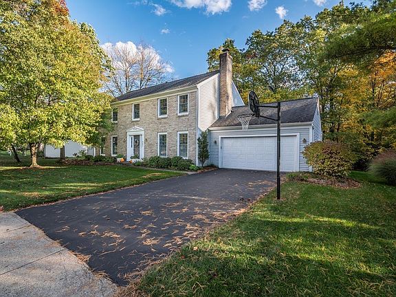 3rd image of 905 Babbington Ct