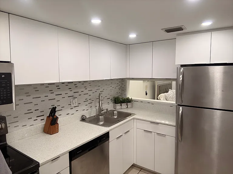 3660 Inverrary Dr — Photo 6