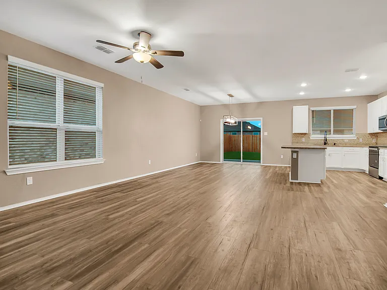 1021 Waverly Dr — Photo 3