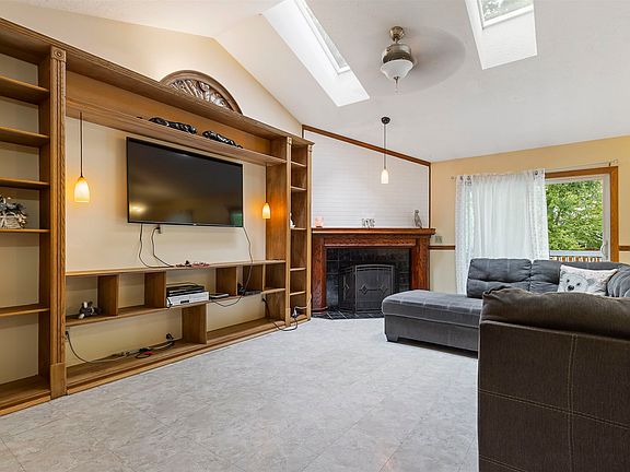 3rd image of 300 Picadilly Dr SE