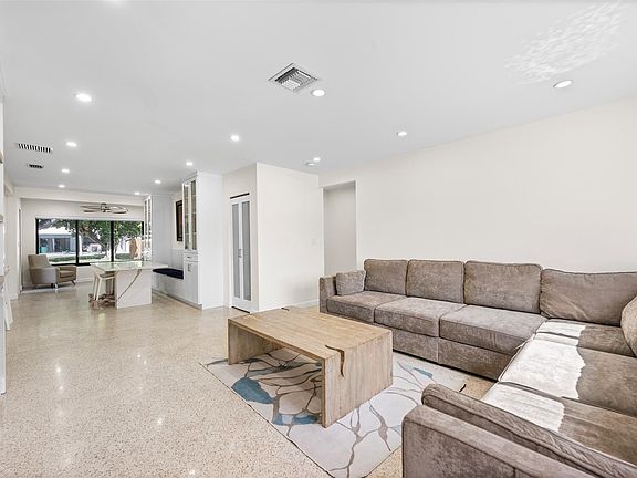 4th image of 1228 NE 17th Avenue