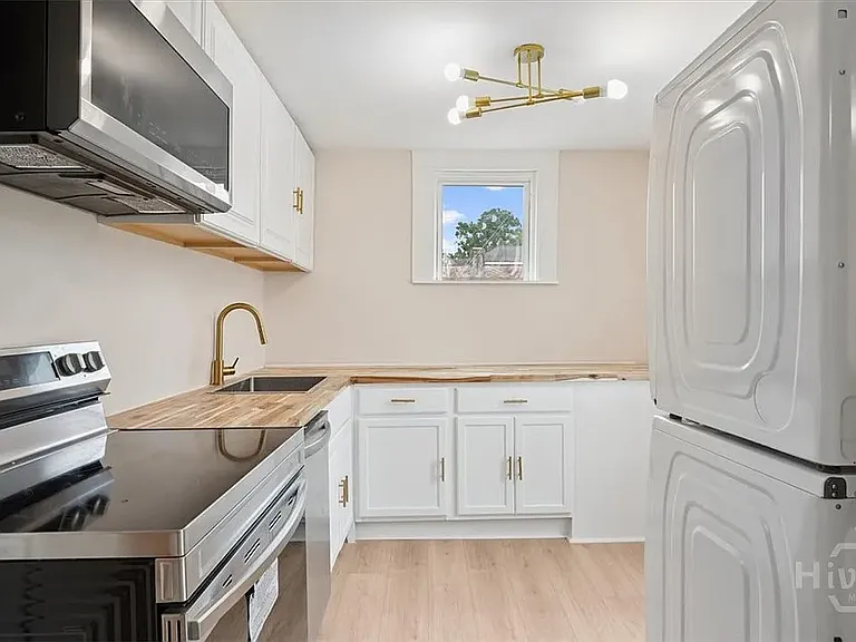 1102 Stiles Ave — Photo 2