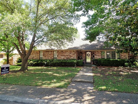 3rd image of 1908 Woodlawn Ct