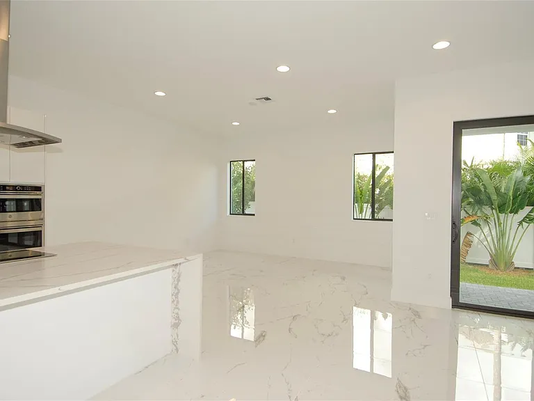 1435 SW 23rd St — Photo 6