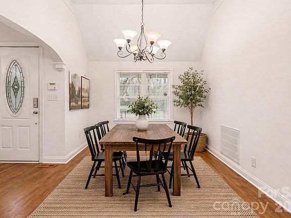 3rd image of 437 Hillcrest Dr