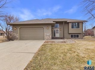 3300 S Sundrop Ave, Sioux Falls, SD 57110