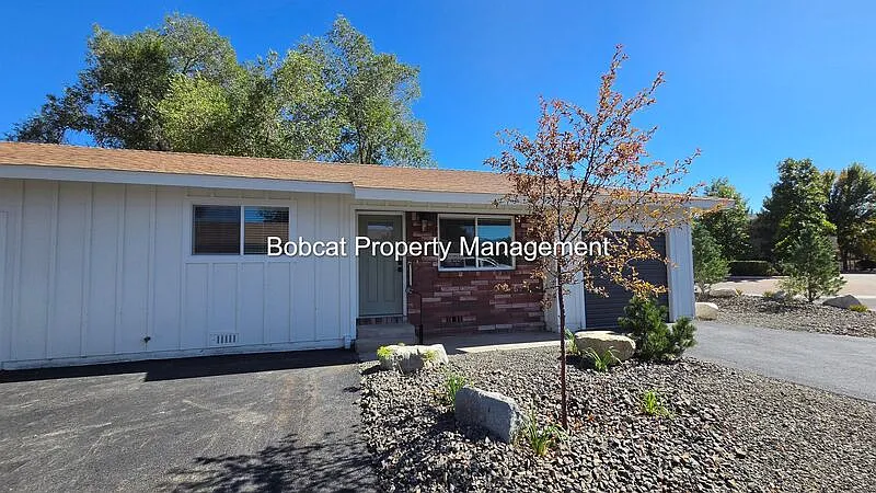 2 bed, 1.0 bath, 932 sqft, $1,820 — Photo 2