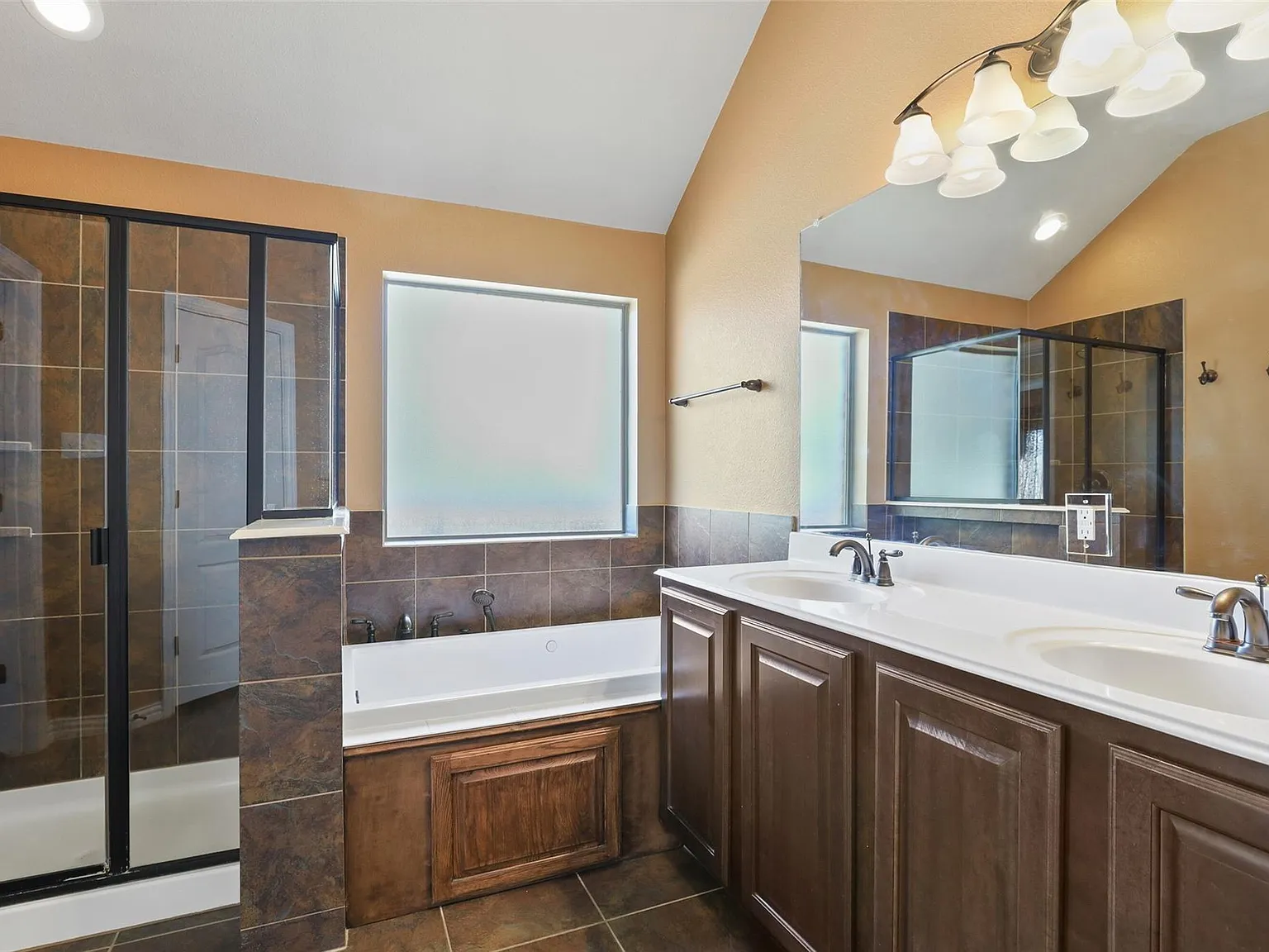 3 bed, 2381 sqft, $2,495 — Photo 4