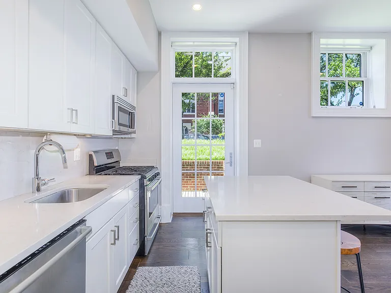 901 D St NE #1 — Photo 18